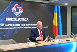 Bogdan Badea: „Nu mi se pare normal să fim subiect de dezbatere publică fără argumente, să fim forţaţi să facem anumite investiţii care poate nu au sens economic, să fim condiţionaţi cu bugetul şi cu memorandumuri, pentru că vorbim de guvernanţă corporativă. Nu mai există guvernanţă corporativă în România. Este o glumă. Din momentul în care ajungem să depindem, ca să angajăm un om într-o centrală, să ne ducem să ne rugăm de guvern să ne lase să explicăm de ce ne trebuie în tură doi oameni, de ce ne trebuie oameni la furnizare când suntem cel mai mare furnizor din România, mai vorbim de guvernanţă corporativă? Nu mai există aşa ceva. Ne-am întors în anii "90".